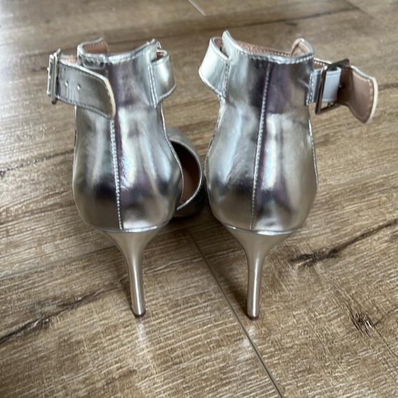 Silver pointy high heels - Picture 3 of 9